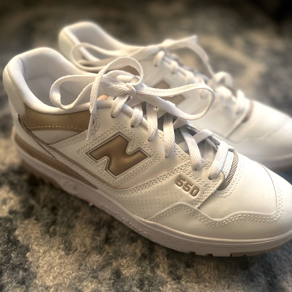 New Balance 550 sneakers size 9.5. Worn once!